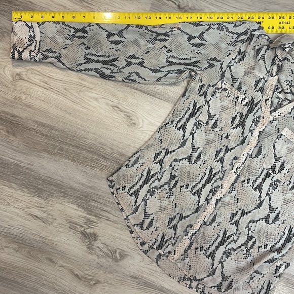 Express The Portofino Shirt Pink, Brown & White Snakeskin Button Down Shirt XS - Picture 12 of 14